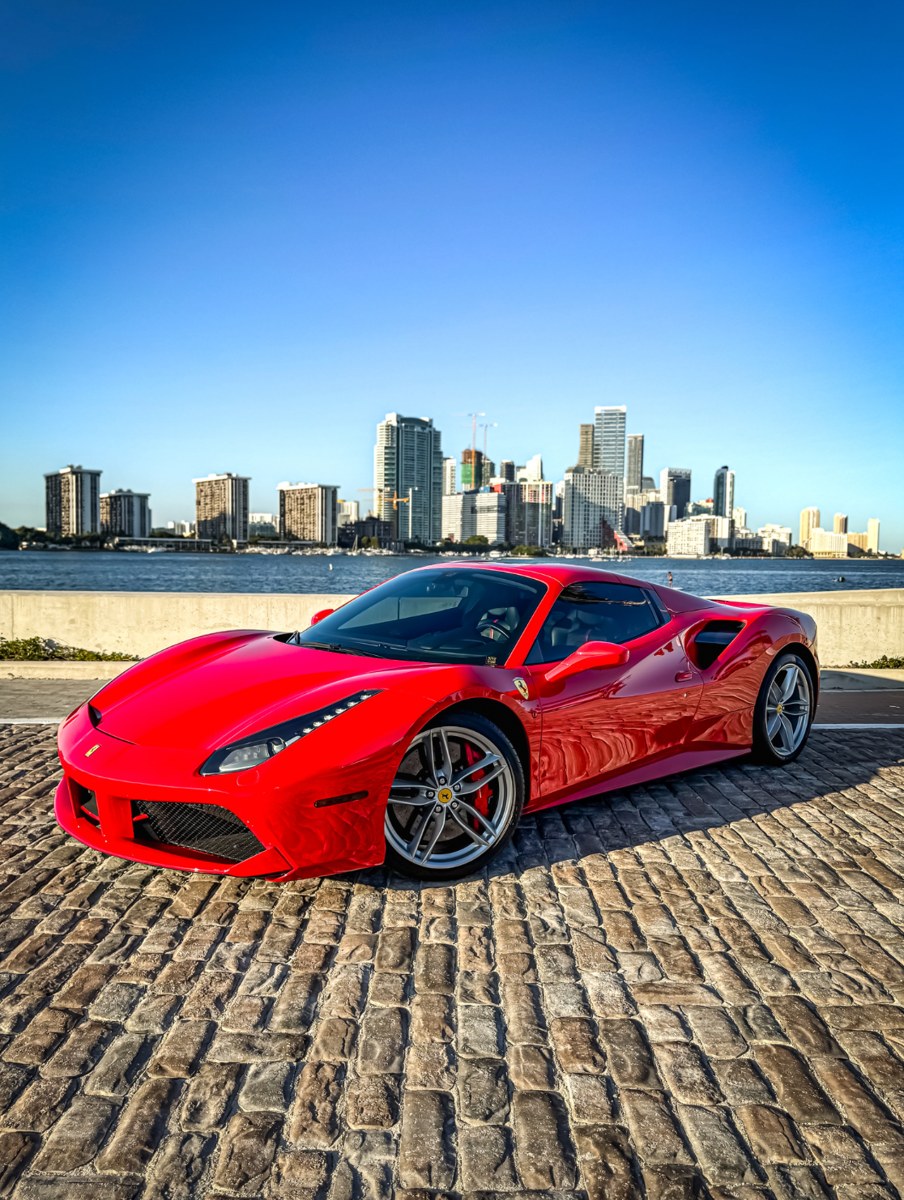 Ferrari 488 Spider photo 1